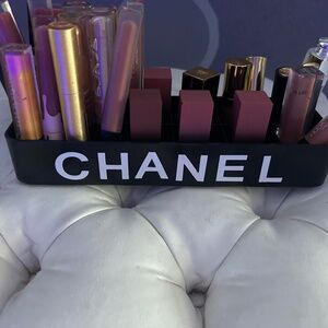 Black acrylic tray holds lipstick and lipliner